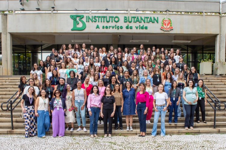 Mulheres reunidas em frente ao Instituto Butantan, em homenagem ao Dia Internacional da Mulher