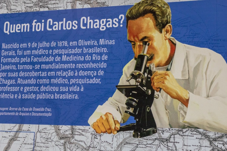 Totem explicativo sobre Carlos Chagas e a doença de Chagas