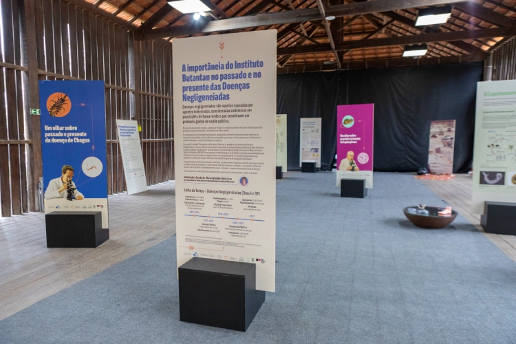 Foto ampla do espaço do Paiol que abriga a exposição