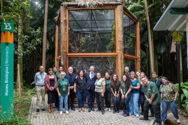 Equipe do Butantan em frente ao novo recinto dedicado às serpentes píton