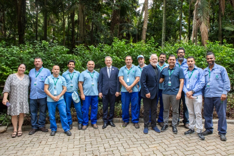 Diretor do Instituto Butantan e Dr. Alan Landay junto da equipe de Manutenção do Instituto